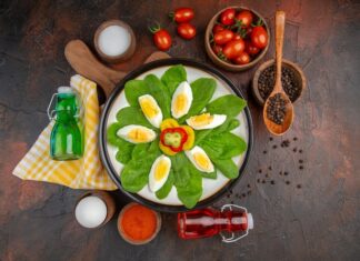 Яичница с шампиньонами и помидорами