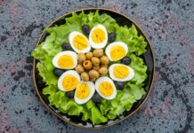 Салат из колбасы, яиц и огурцов