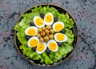 Салат из колбасы, яиц и огурцов