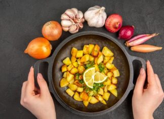 Приготовление рожков в сковороде