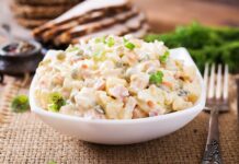 Салат с сыром и ананасами