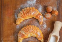 Пирожки с начинкой из слоеного теста