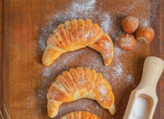 Пирожки с начинкой из слоеного теста