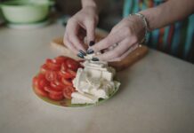 Изготовление тарелки из сыра