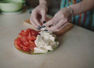 Изготовление тарелки из сыра