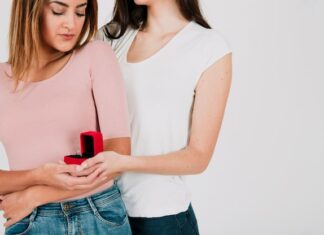 Дарить ли серьги девушке?