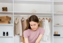 Чешется указательный палец на левой ноге: причины и решения