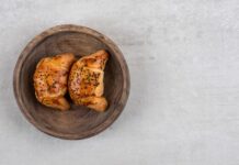 Мешочки из слоеного теста с начинкой из голени