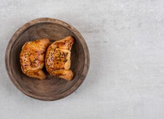 Мешочки из слоеного теста с начинкой из голени