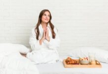 Белая скатерть во сне: значение для женщин