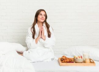 Белая скатерть во сне: значение для женщин