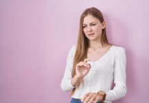 Чешется левое запястье у девушки: причины и способы облегчения зуда