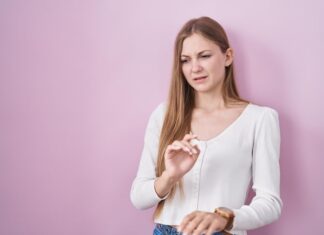 Чешется левое запястье у девушки: причины и способы облегчения зуда