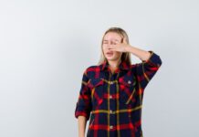 Чешется правый глаз в субботу днем: народные приметы и суеверия