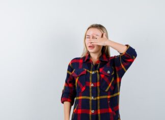 Чешется правый глаз в субботу днем: народные приметы и суеверия